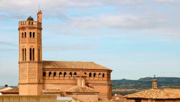 Truquen es zimbals en es antigos minaretes